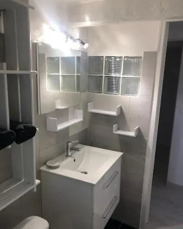 Le Petit Saint Clair Apartment *